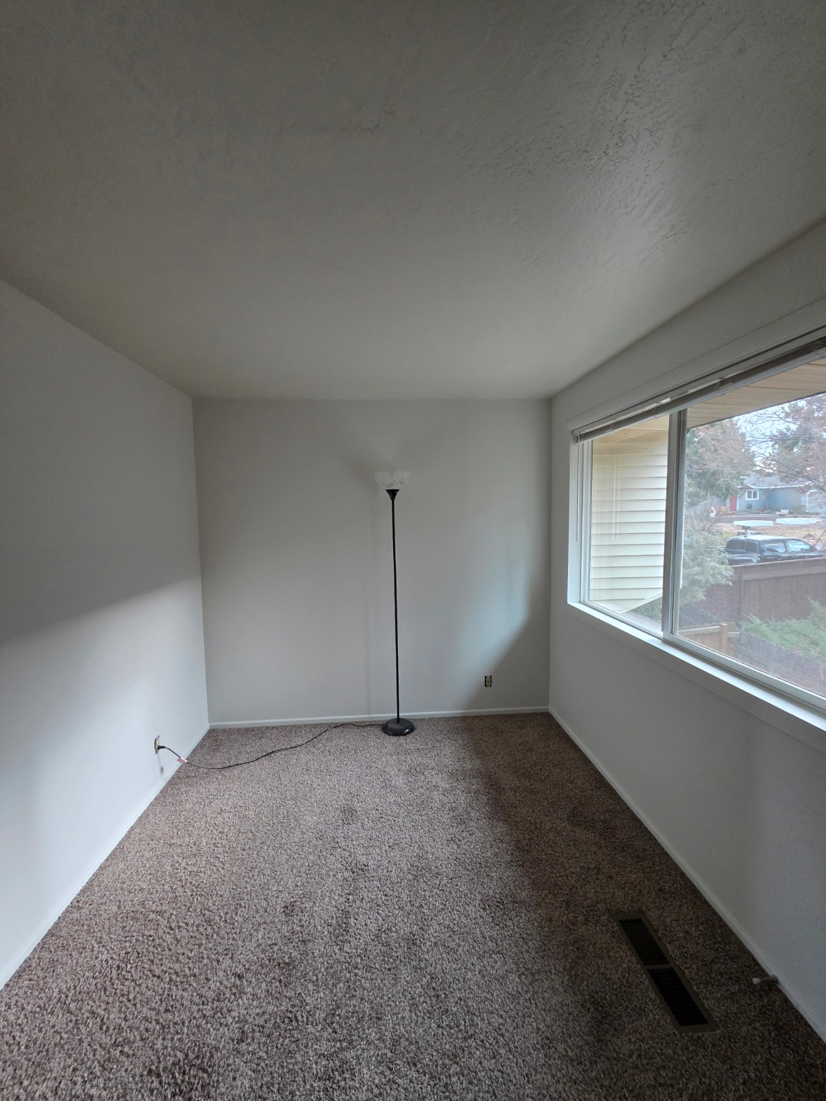 Spacious Duplex 2 bedroom one bath - Photo 4