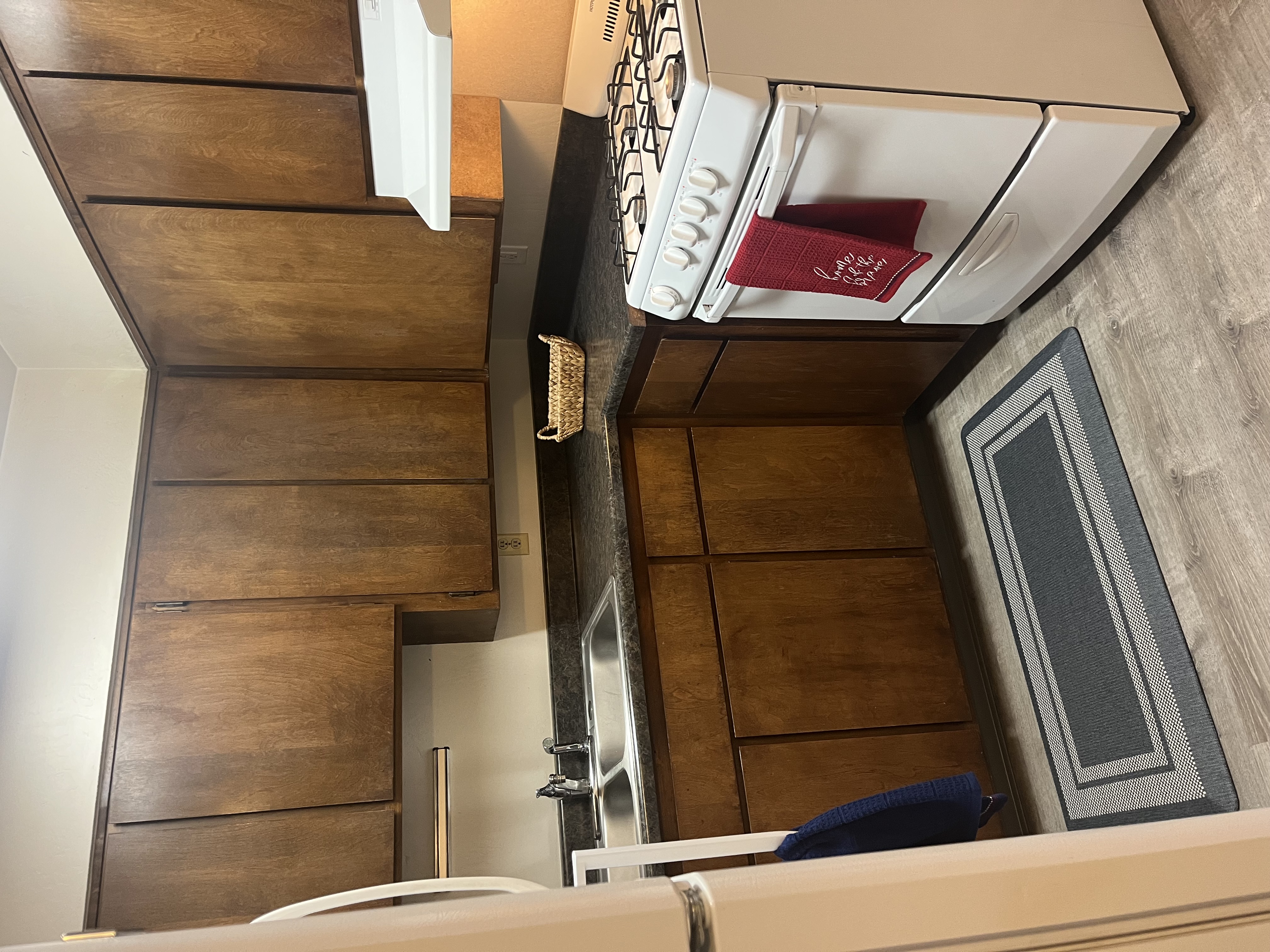 Spacious Duplex 2 bedroom one bath - Photo 3