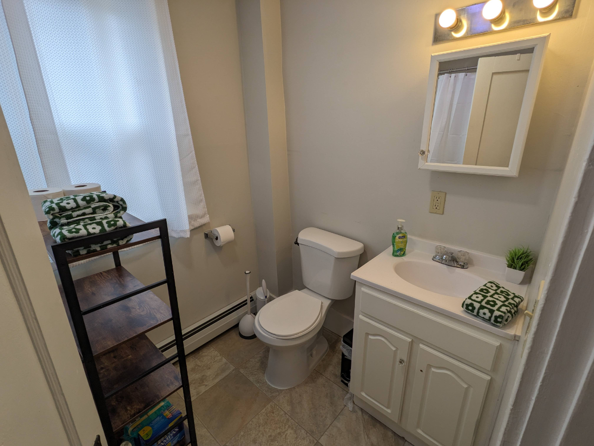 3 Bedroom Apartment w/ laundry - HEAT, UTILITIES, INTERNET included - WRJ, VT - Photo 5