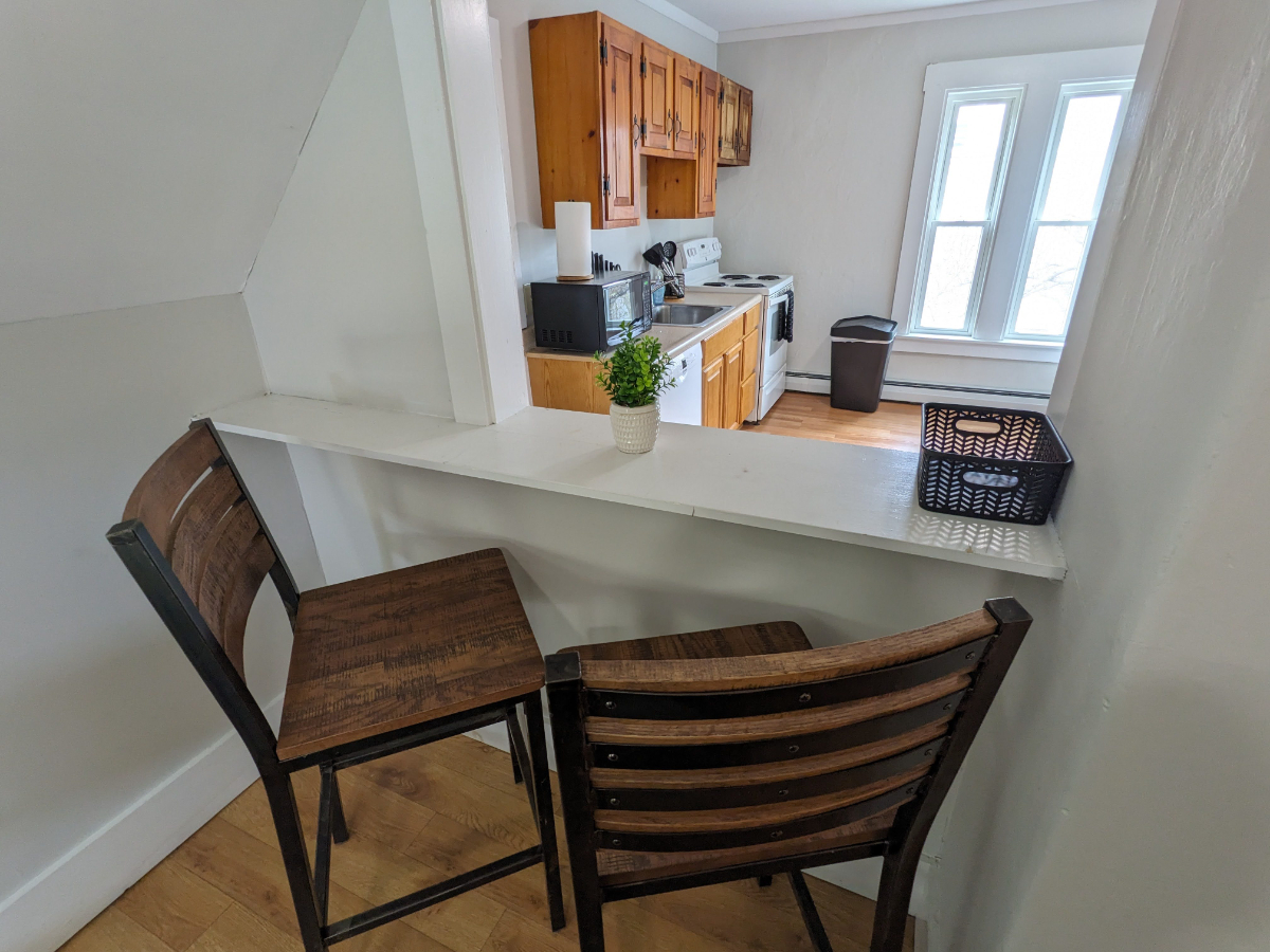 3 Bedroom Apartment w/ laundry - HEAT, UTILITIES, INTERNET included - WRJ, VT - Photo 8