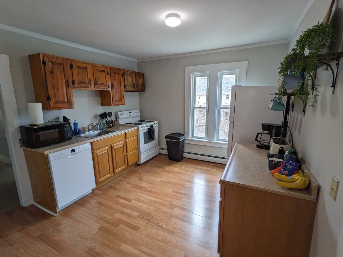 3 Bedroom Apartment w/ laundry - HEAT, UTILITIES, INTERNET included - WRJ, VT - Photo 9