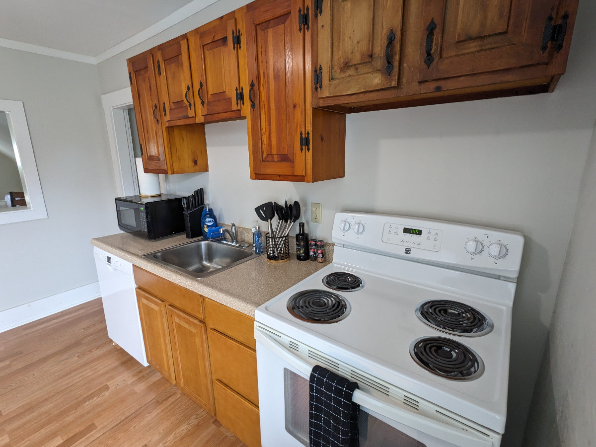 3 Bedroom Apartment w/ laundry - HEAT, UTILITIES, INTERNET included - WRJ, VT - Photo 11