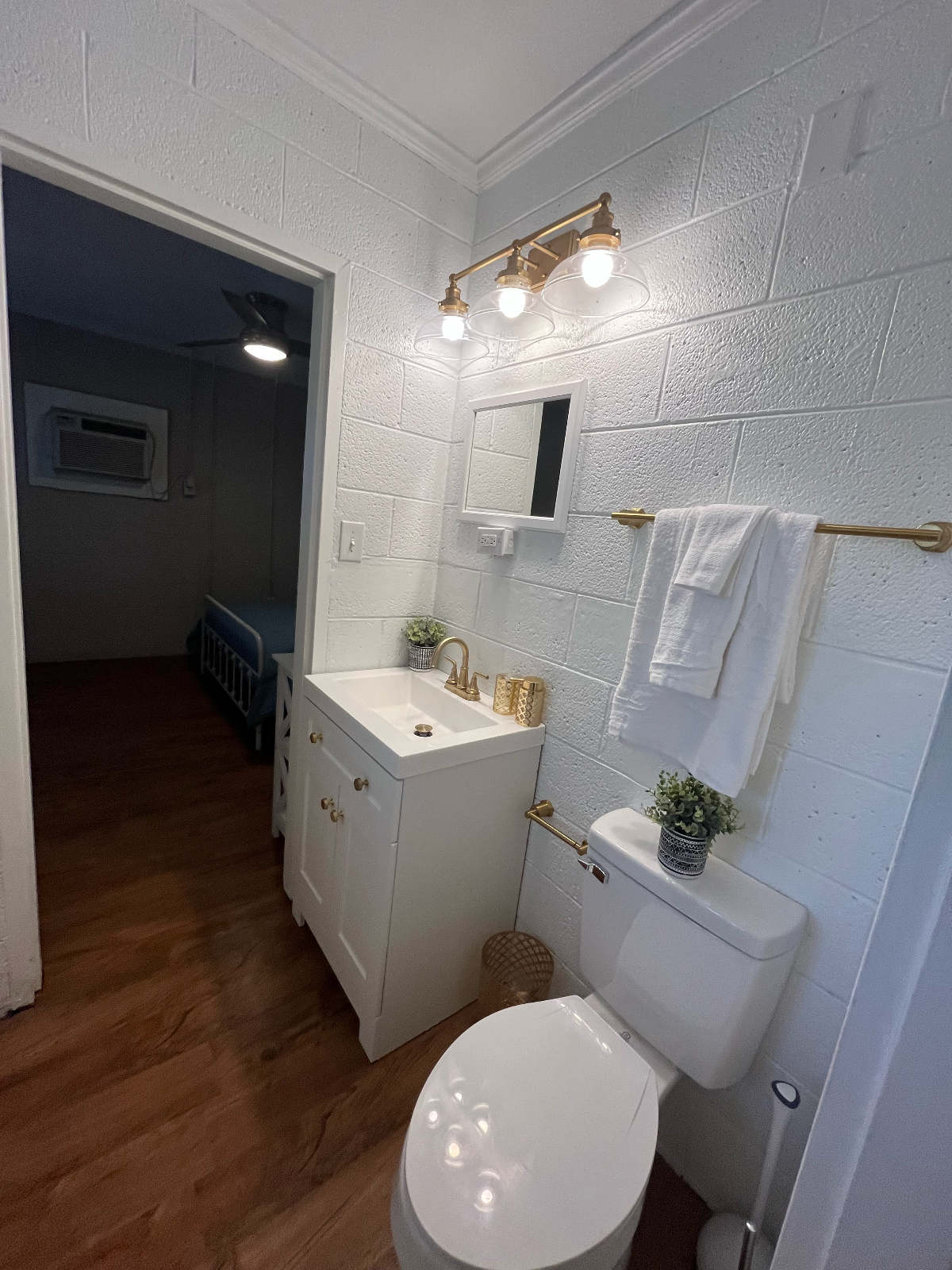 Downtown Living at it's Best - 1 Bed 1 Bath Apartment - Photo 12