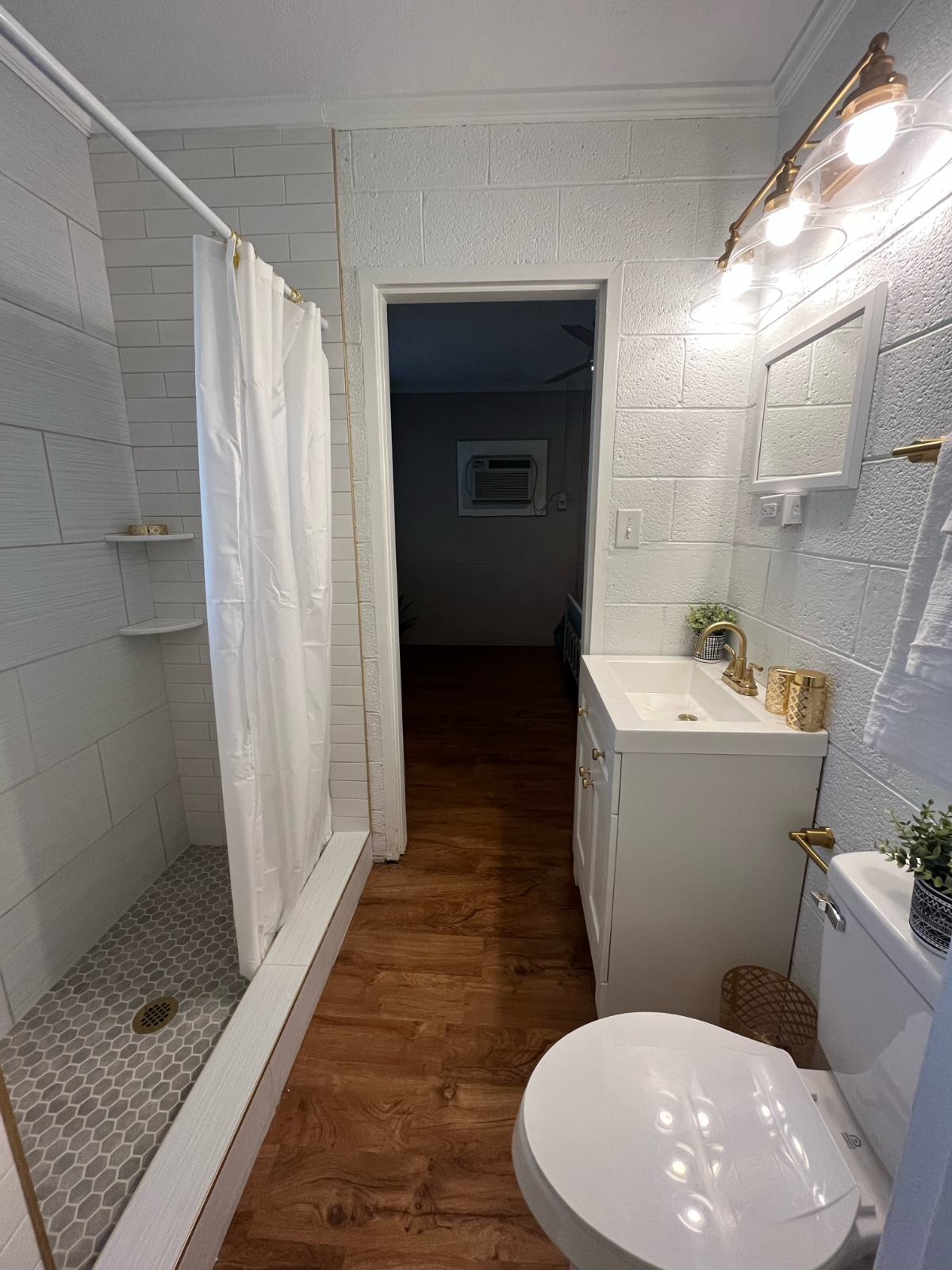 Downtown Living at it's Best - 1 Bed 1 Bath Apartment - Photo 11
