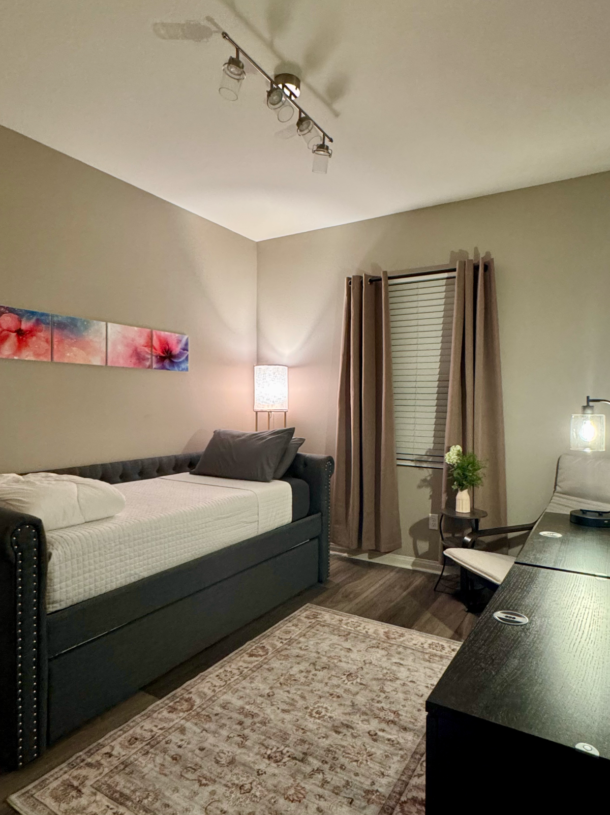 Cozy Private Room in Modern 3-Year-Old Condo within walking distance of stores and restaurants