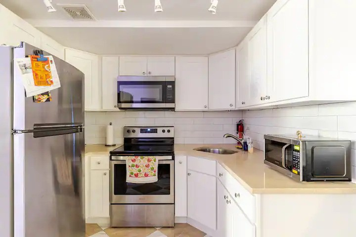Spacious Brooklyn Apt with Private Bathroom and Kitchen - Photo 10