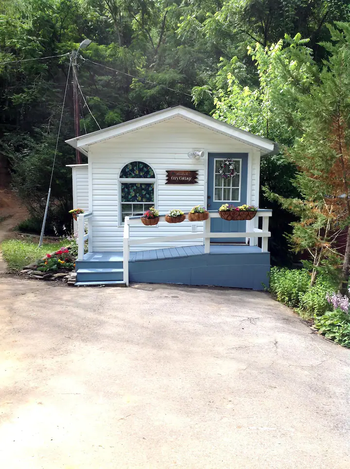 Asheville Cozy Cottage with backyard oasis. Only 10 minutes from Mission hospital and Medical facilities