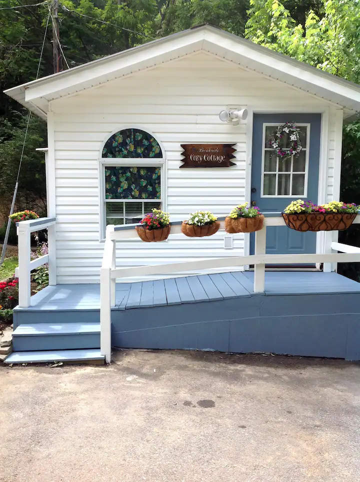 Asheville Cozy Cottage with backyard oasis. Only 10 minutes from Mission hospital and Medical facili - Photo 2