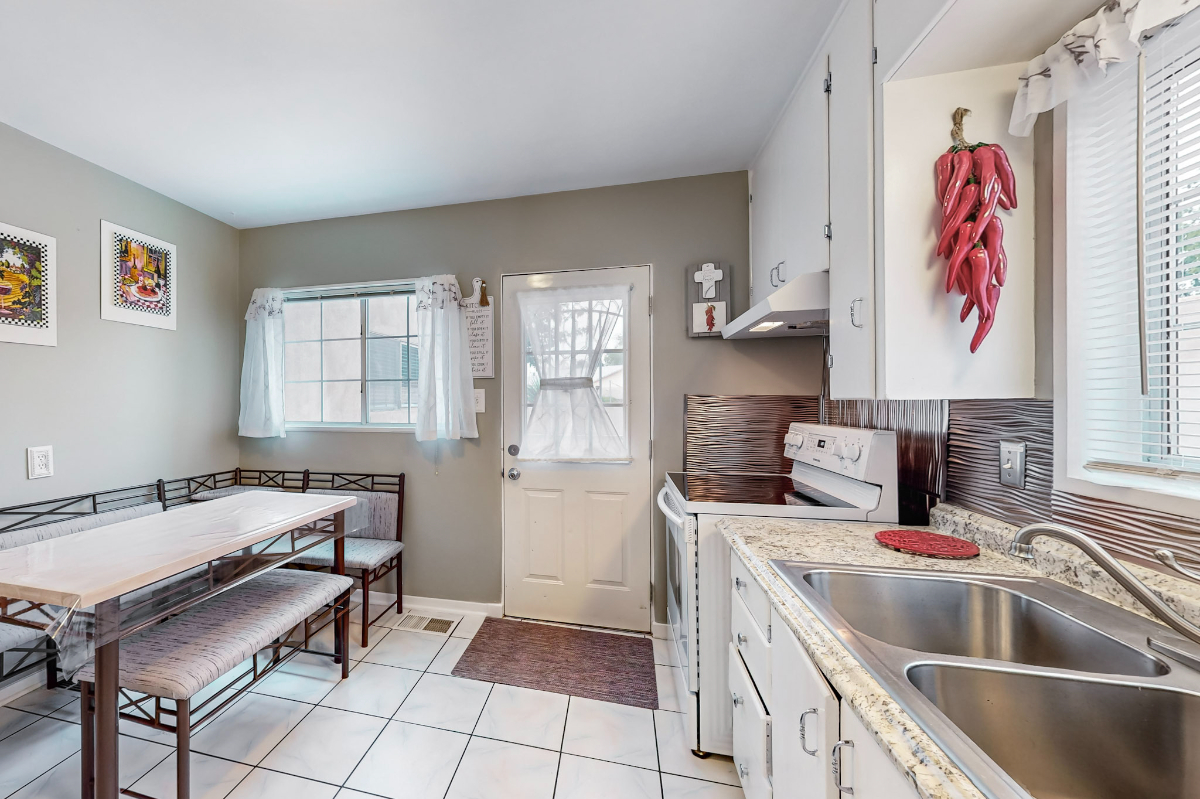 Cozy 2BR Home Away From Home - Near Attractions and Hospitals - Photo 9