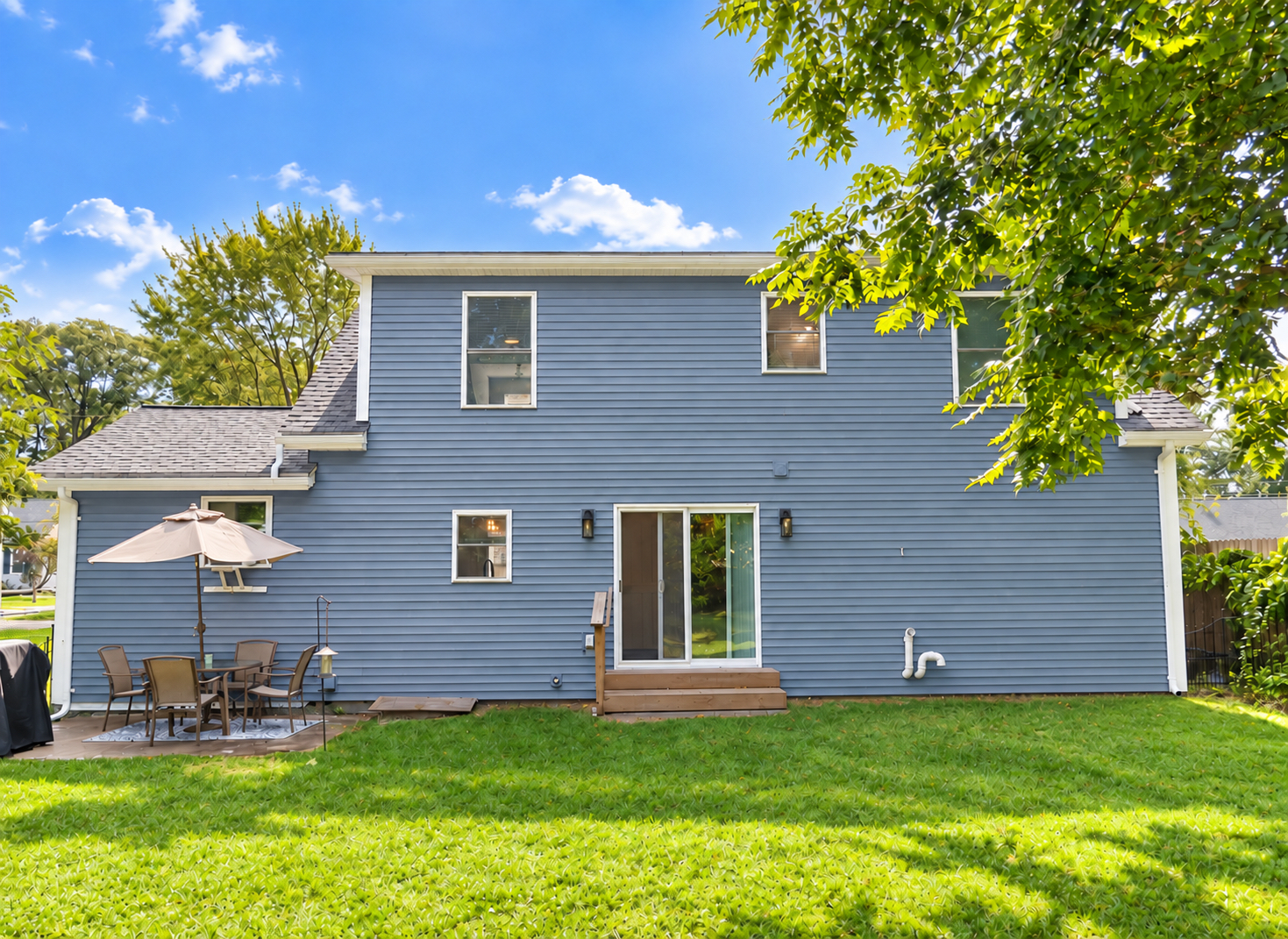 Burlington-3 BR, 2.5 Bath Spacious & Stylish Home - Photo 2