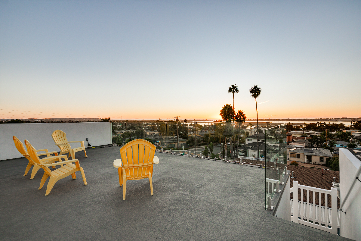 Stylish 2BD Urban Retreat with Rooftop Terrace in San Diego - Photo 4