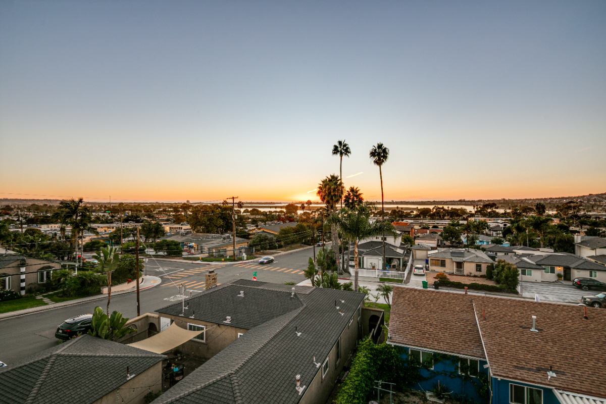Stylish 2BD Urban Retreat with Rooftop Terrace in San Diego - Photo 2