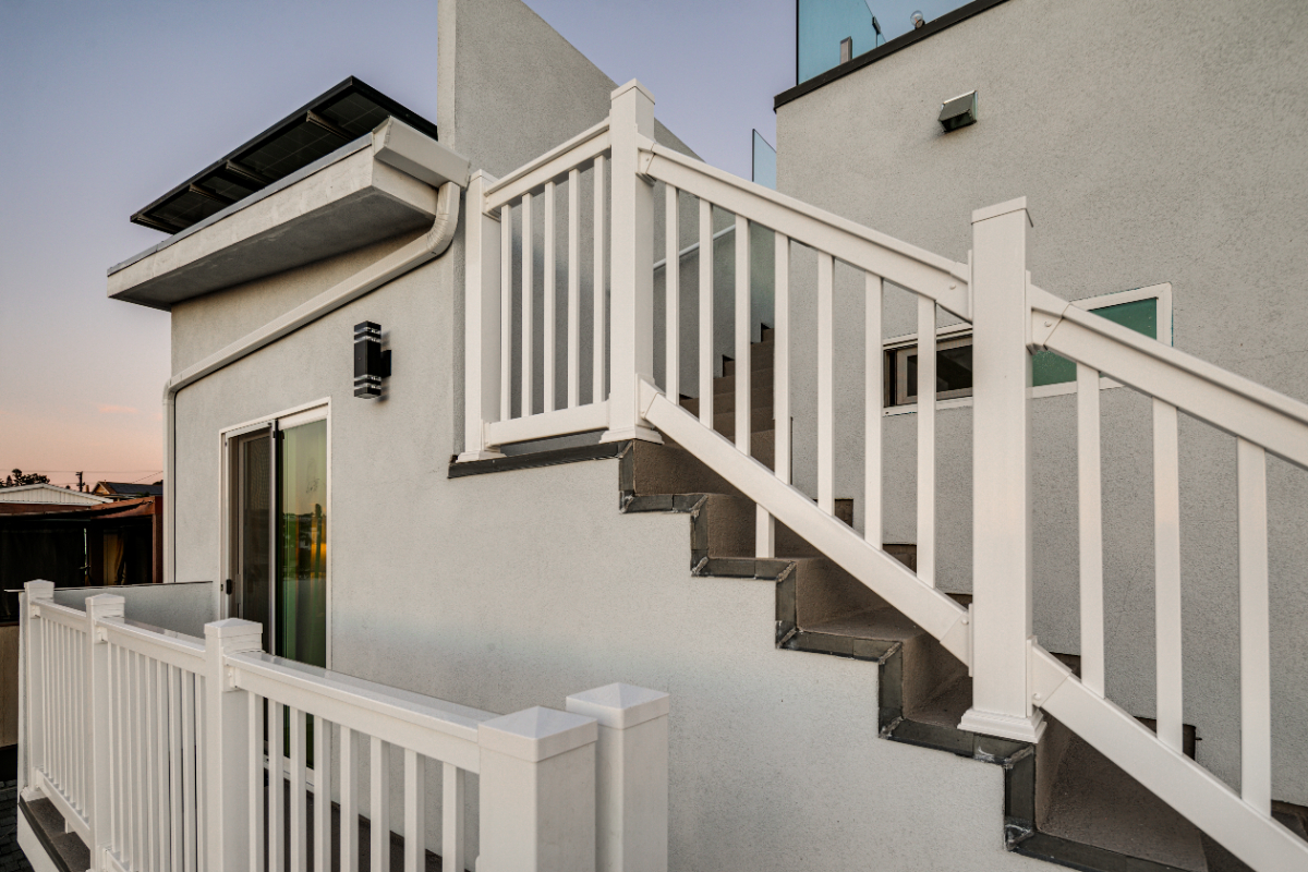 Stylish 2BD Urban Retreat with Rooftop Terrace in San Diego - Photo 3