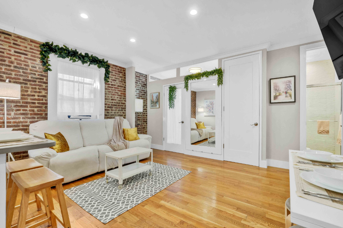 Beautiful 2 Bedroom Midterm Rental in Astoria Ditmars Ideal for Professionals and Relocators - Photo 1