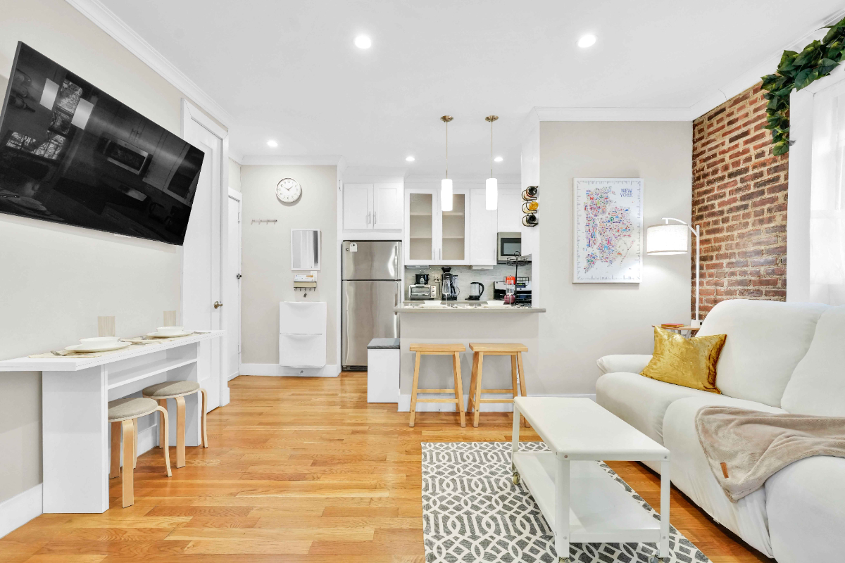 Beautiful 2 Bedroom Midterm Rental in Astoria Ditmars Ideal for Professionals and Relocators - Photo 2