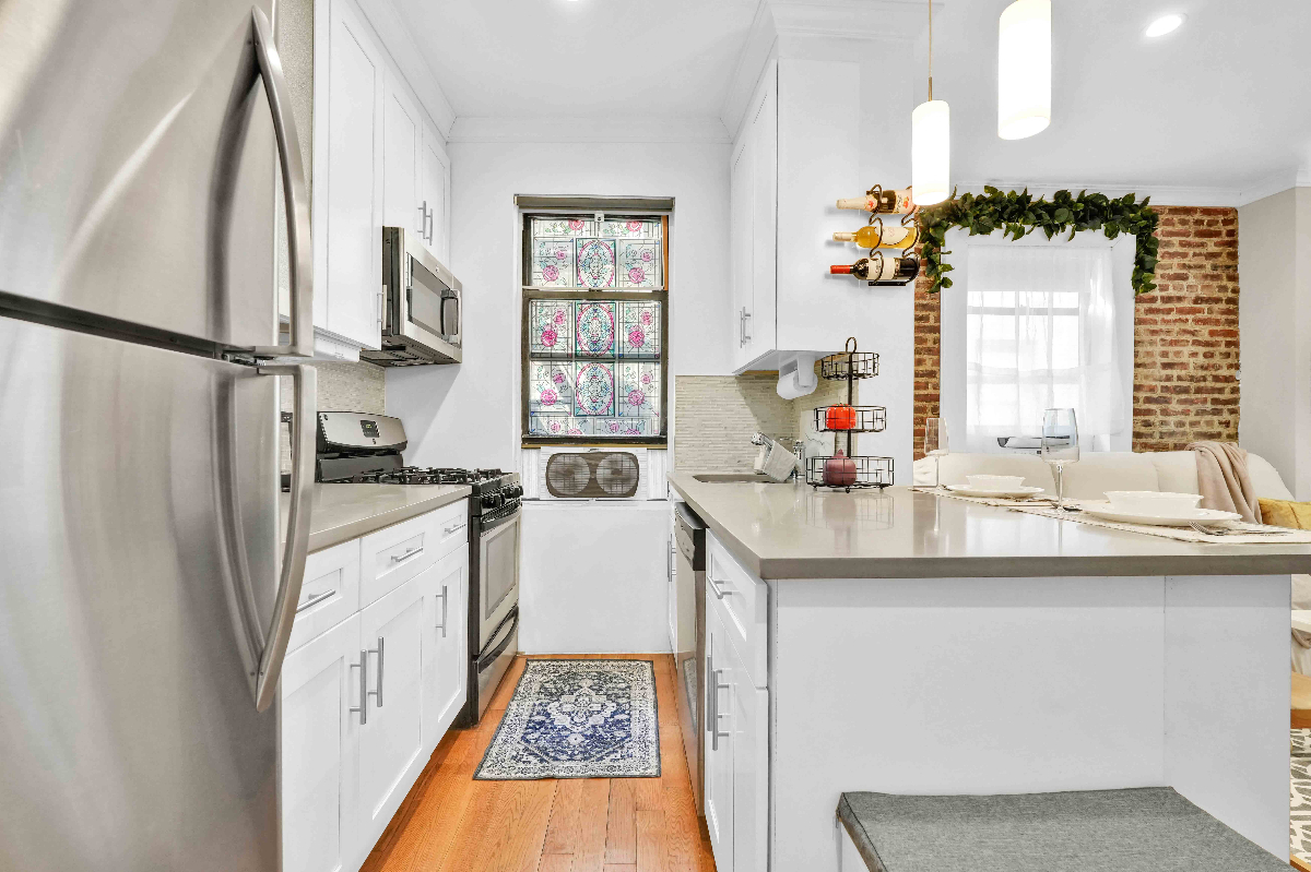 Beautiful 2 Bedroom Midterm Rental in Astoria Ditmars Ideal for Professionals and Relocators - Photo 3