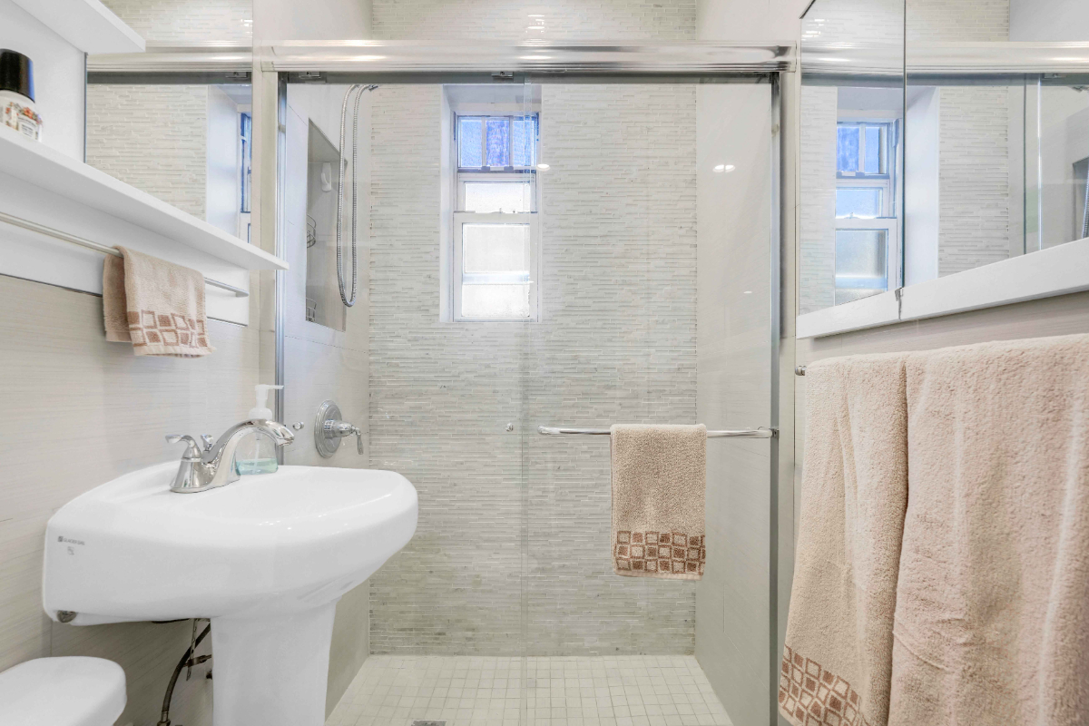 Beautiful 2 Bedroom Midterm Rental in Astoria Ditmars Ideal for Professionals and Relocators - Photo 4