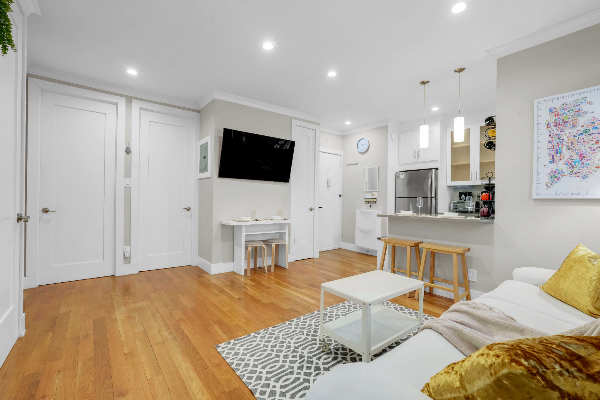 Beautiful 2 Bedroom Midterm Rental in Astoria Ditmars Ideal for Professionals and Relocators - Photo 5