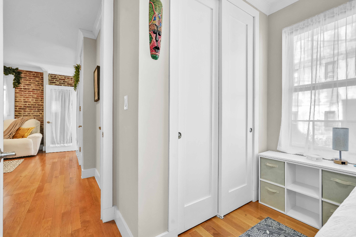 Beautiful 2 Bedroom Midterm Rental in Astoria Ditmars Ideal for Professionals and Relocators - Photo 10