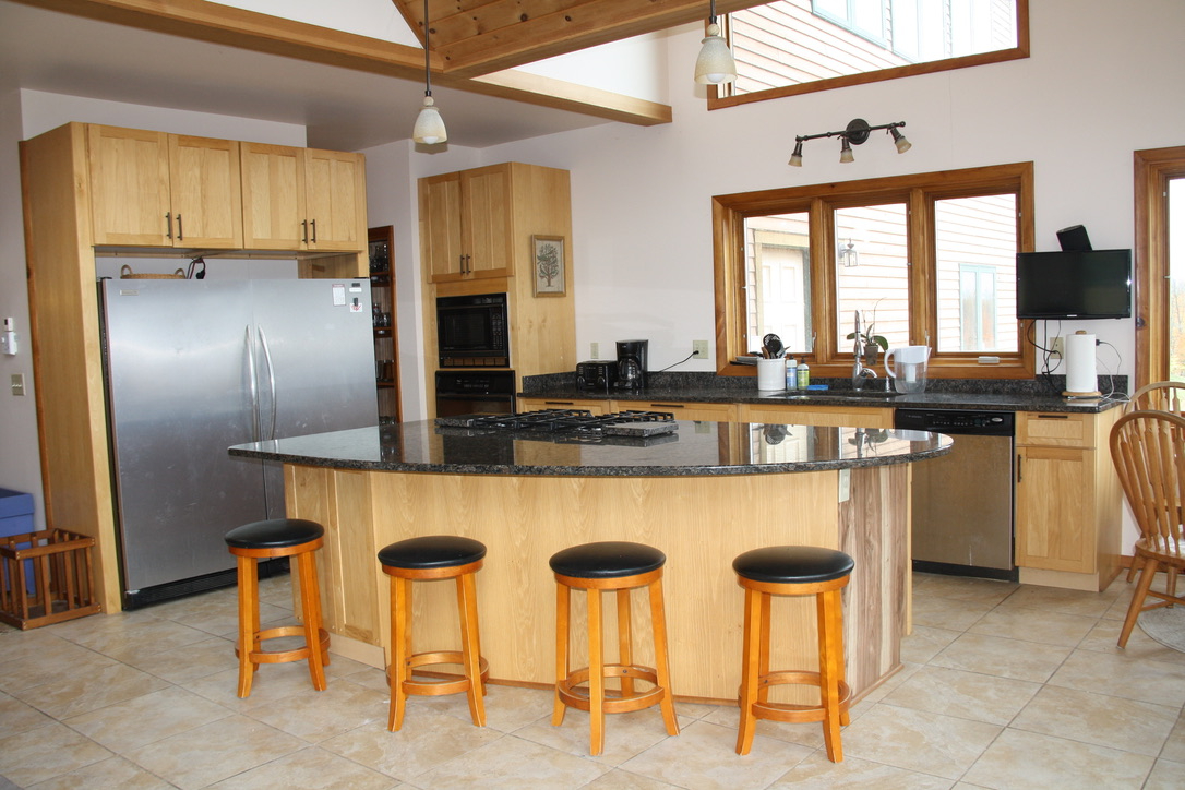 Beautiful 4 bedroom lake home, easy Burlington commute - Photo 7