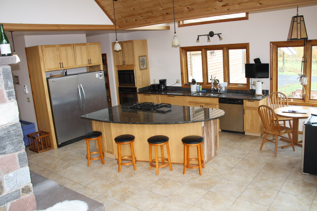 Beautiful 4 bedroom lake home, easy Burlington commute - Photo 9