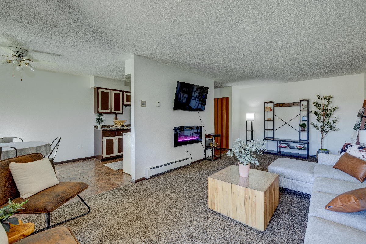 Clean, Spacious, ready to Move in - Photo 2