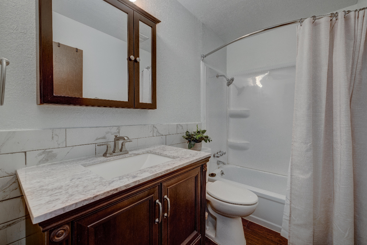 Clean, Spacious, ready to Move in - Photo 6