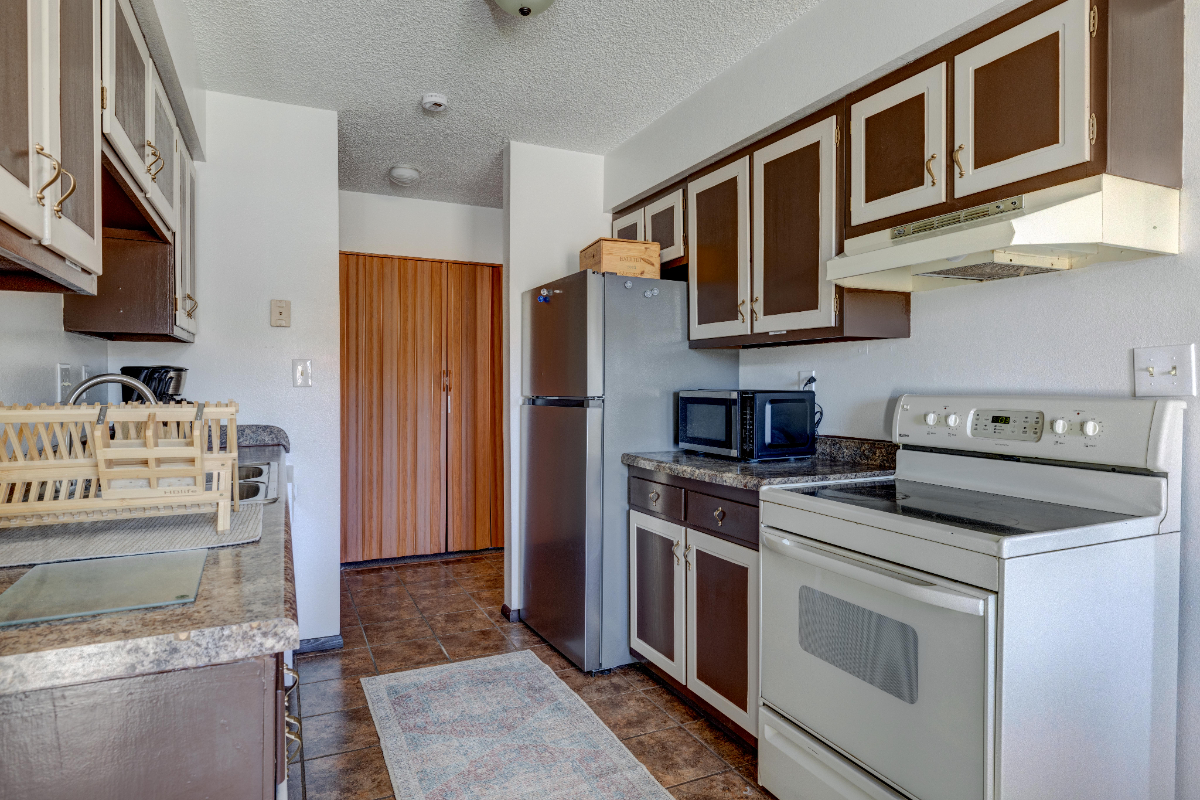 Clean, Spacious, ready to Move in - Photo 10