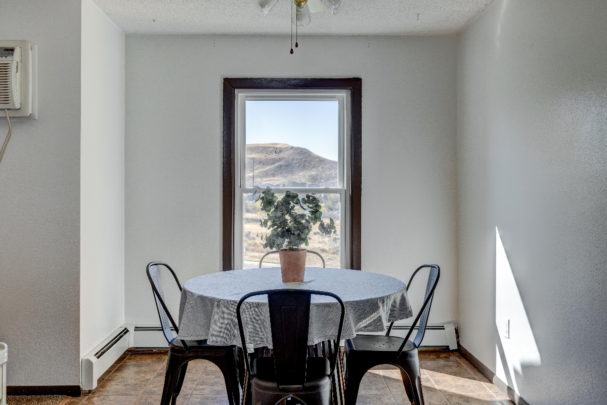 Clean, Spacious, ready to Move in - Photo 11
