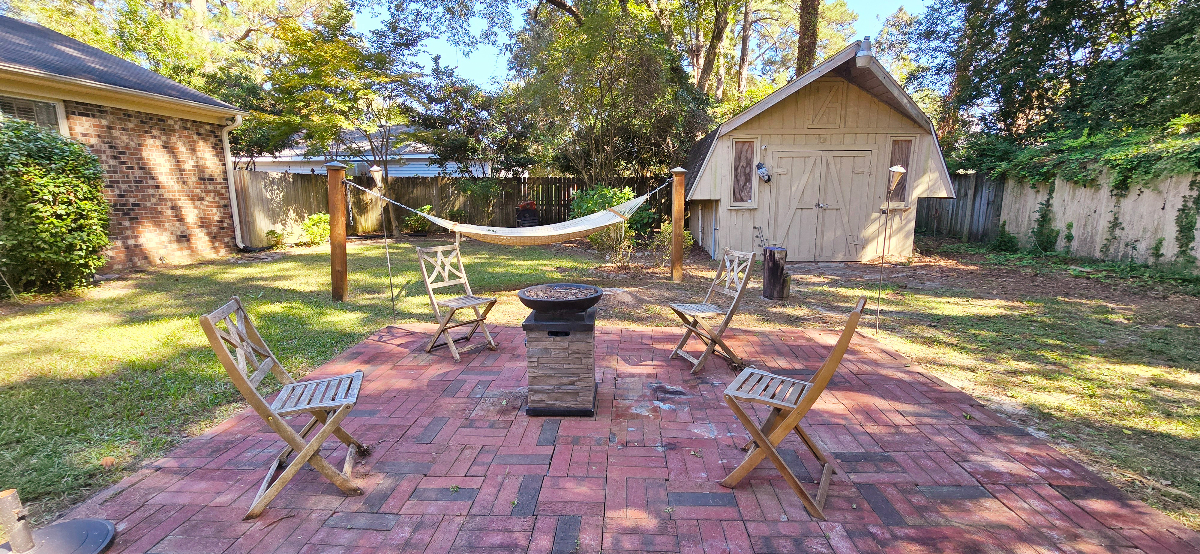 Jamie's Furnished 3 bedroom & 2 bath Home on a shady lot and fenced yard. 4 miles from ECU Health a - Photo 2