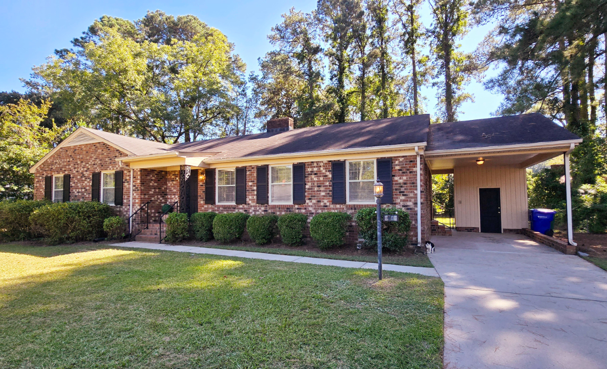 Jamie's Furnished 3 bedroom & 2 bath Home on a shady lot and fenced yard.  4 miles from ECU Health and 0.7 miles from East Carolina Universi