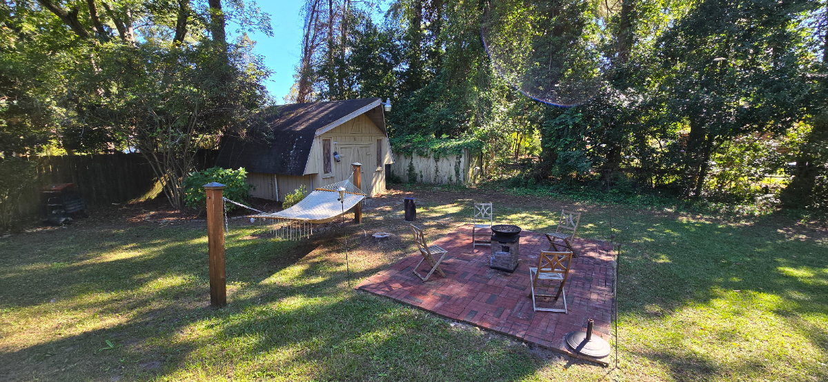 Jamie's Furnished 3 bedroom & 2 bath Home on a shady lot and fenced yard. 4 miles from ECU Health a - Photo 3