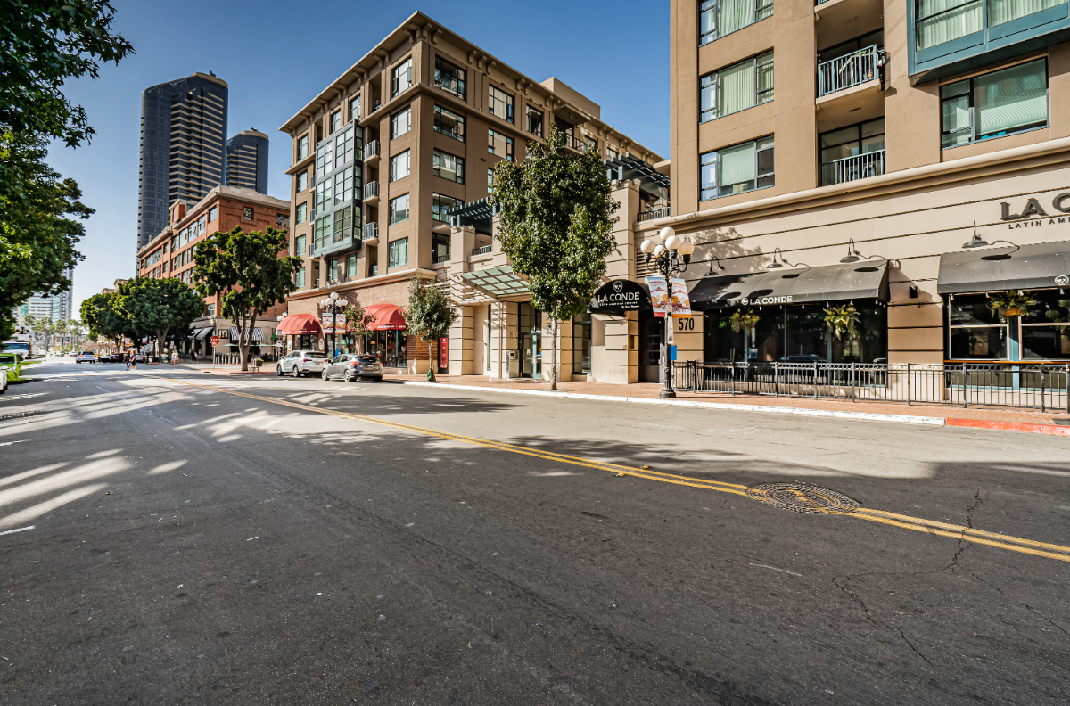 Stellar Gaslamp 2BR 2BA condo w W/D & 1 car Parking - Photo 1