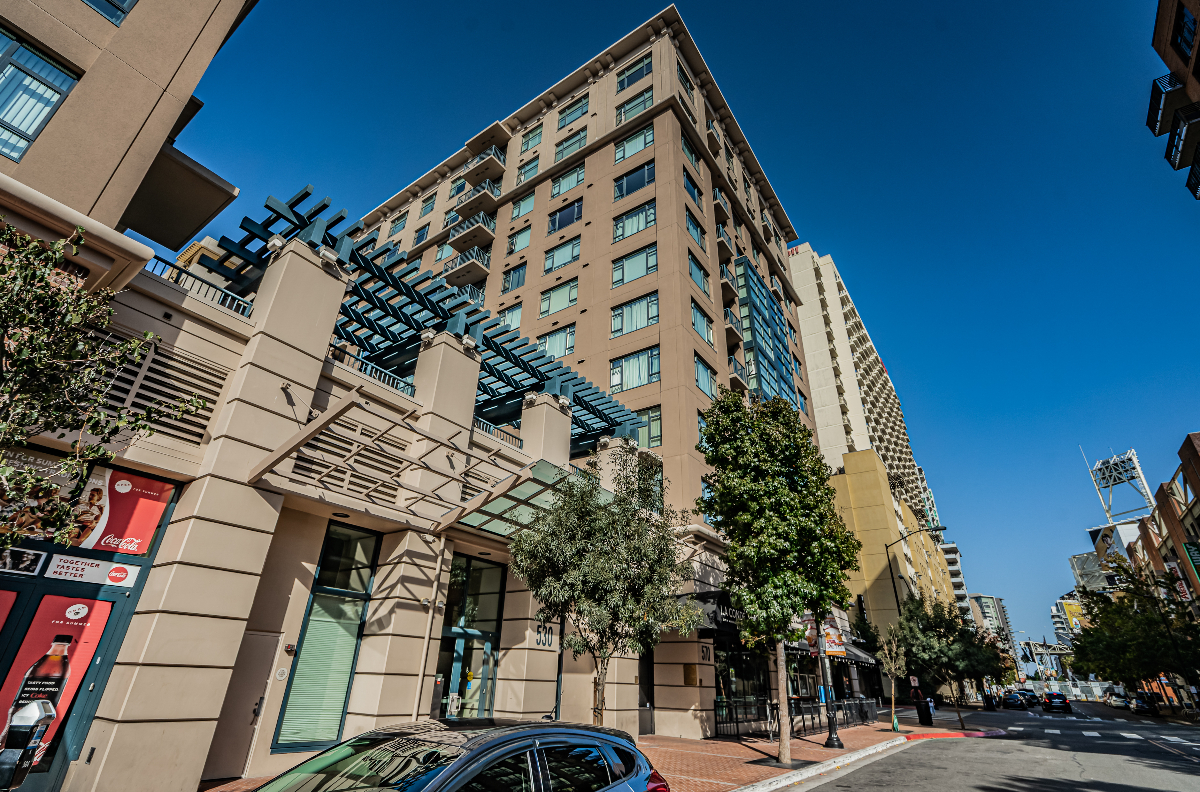 Stellar Gaslamp 2BR 2BA condo w W/D & 1 car Parking - Photo 2