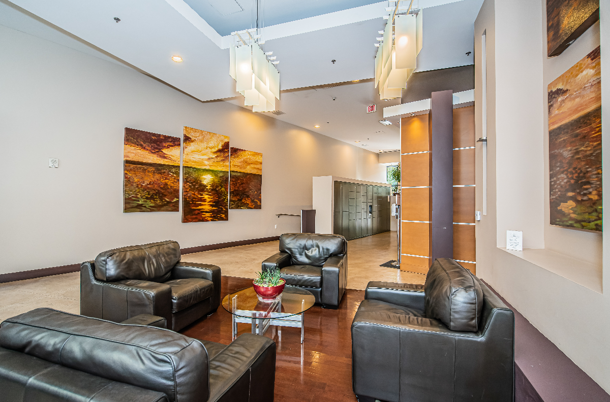 Stellar Gaslamp 2BR 2BA condo w W/D & 1 car Parking - Photo 5