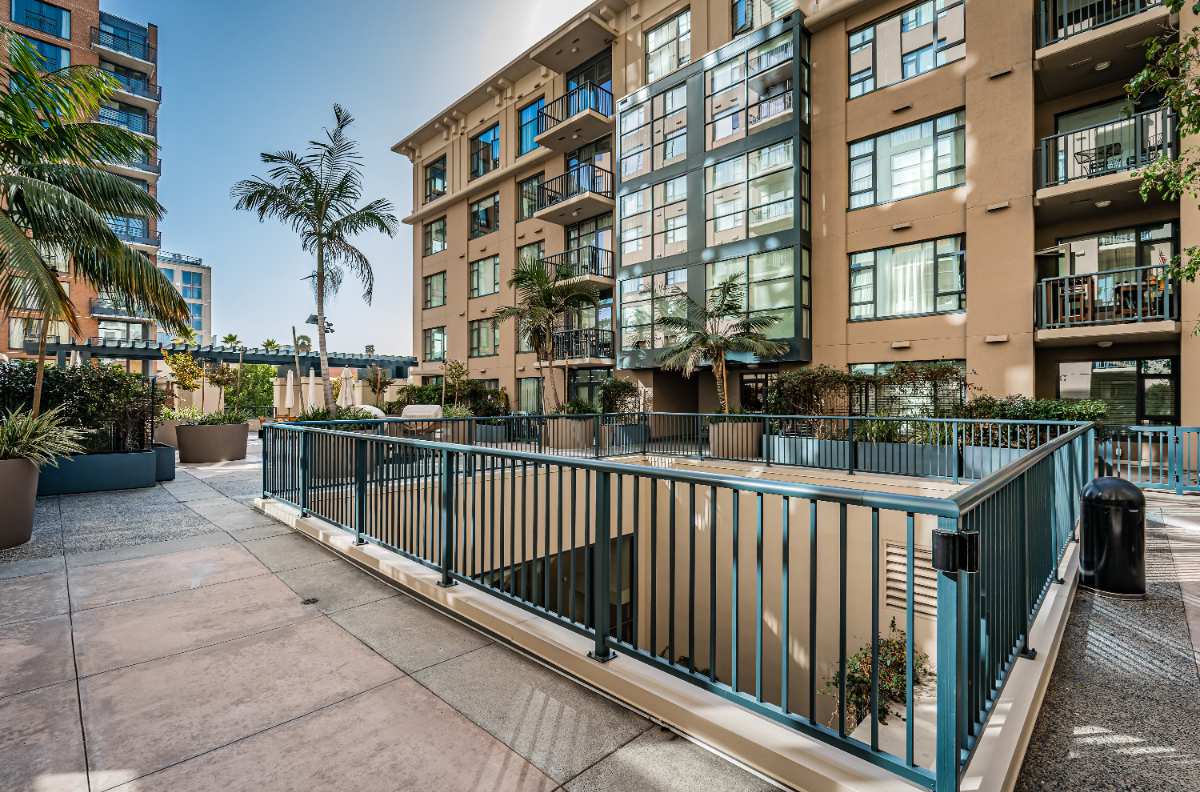 Stellar Gaslamp 2BR 2BA condo w W/D & 1 car Parking - Photo 4