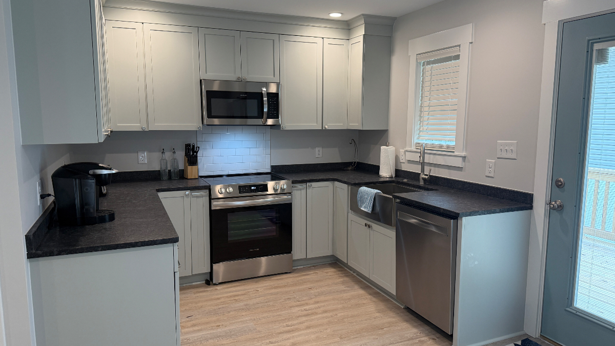 Newly Remodeled 3 Br Unit - Walk to Beach- 