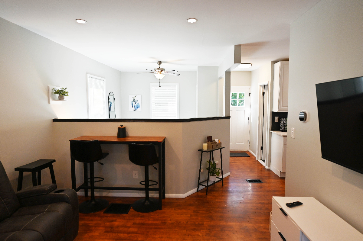 Newly Renovated Charming Apartment Near Hospitals with Off-Street Parking - Photo 1
