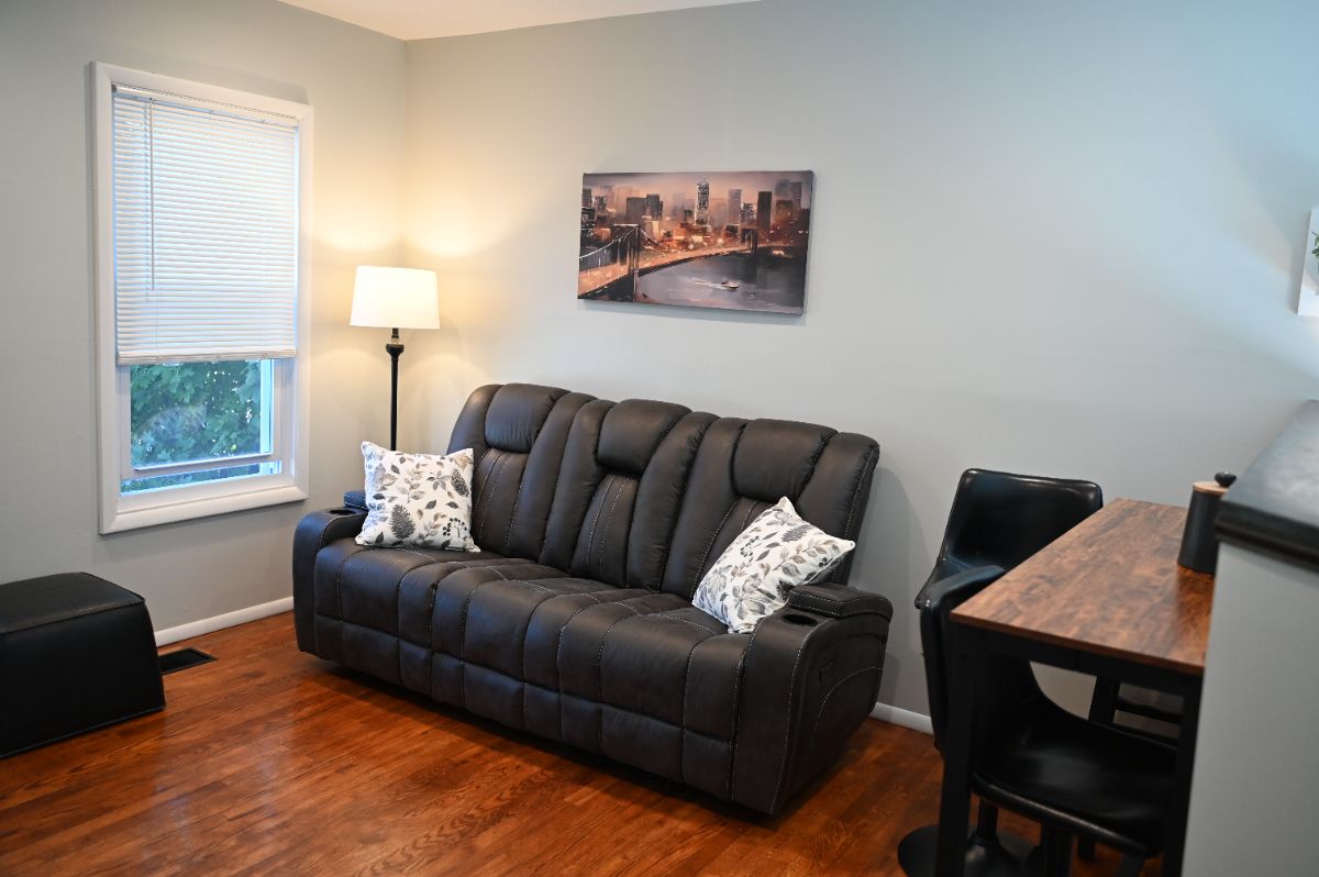 Newly Renovated Charming Apartment Near Hospitals with Off-Street Parking - Photo 2