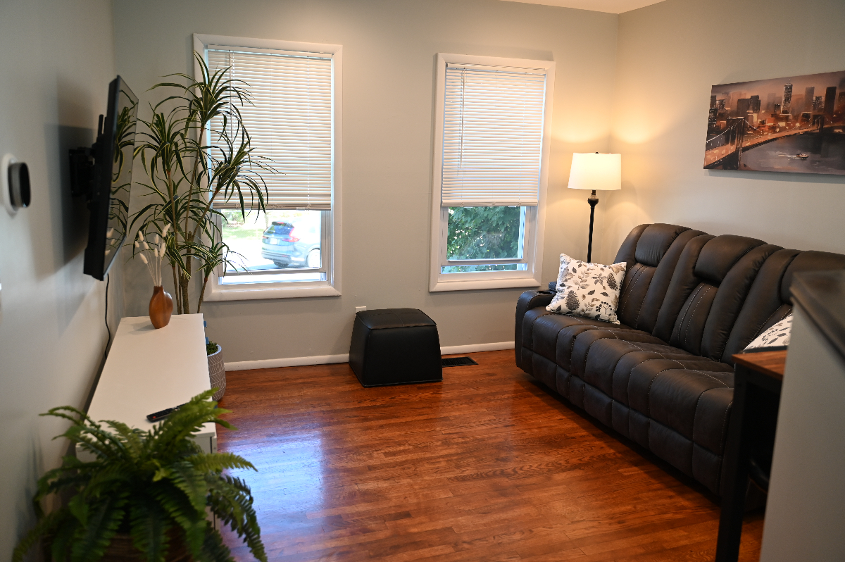 Newly Renovated Charming Apartment Near Hospitals with Off-Street Parking - Photo 3
