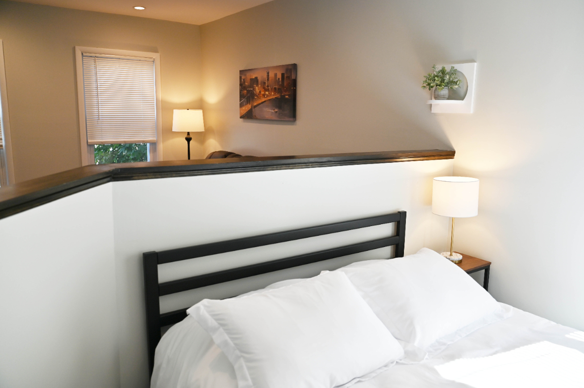 Newly Renovated Charming Apartment Near Hospitals with Off-Street Parking - Photo 4