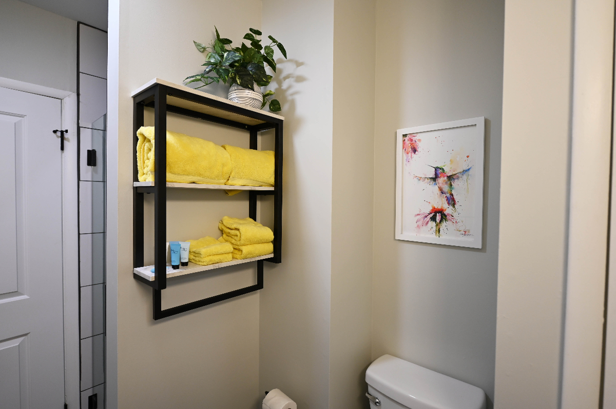 Newly Renovated Charming Apartment Near Hospitals with Off-Street Parking - Photo 5
