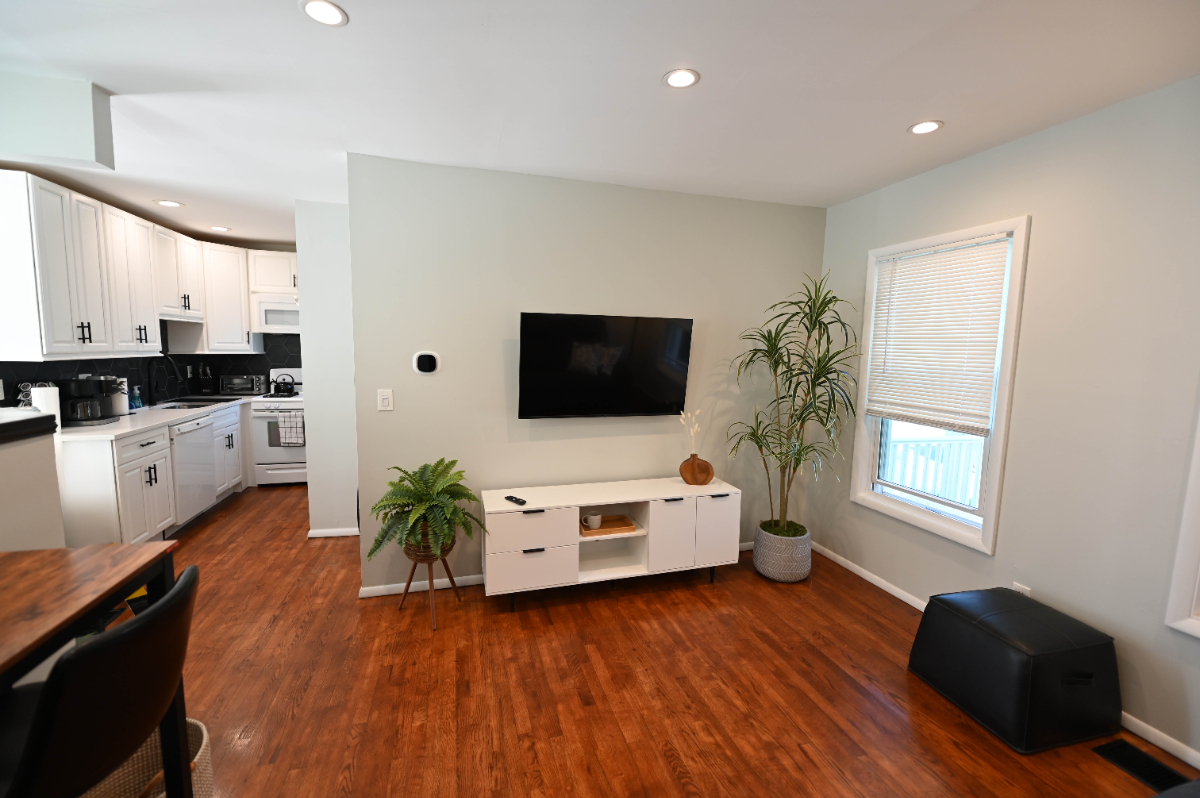 Newly Renovated Charming Apartment Near Hospitals with Off-Street Parking - Photo 6