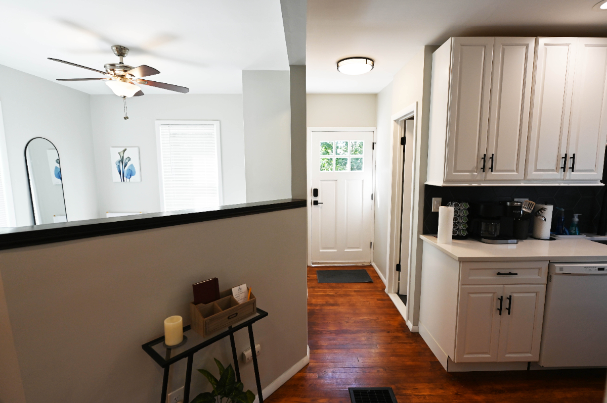 Newly Renovated Charming Apartment Near Hospitals with Off-Street Parking - Photo 7