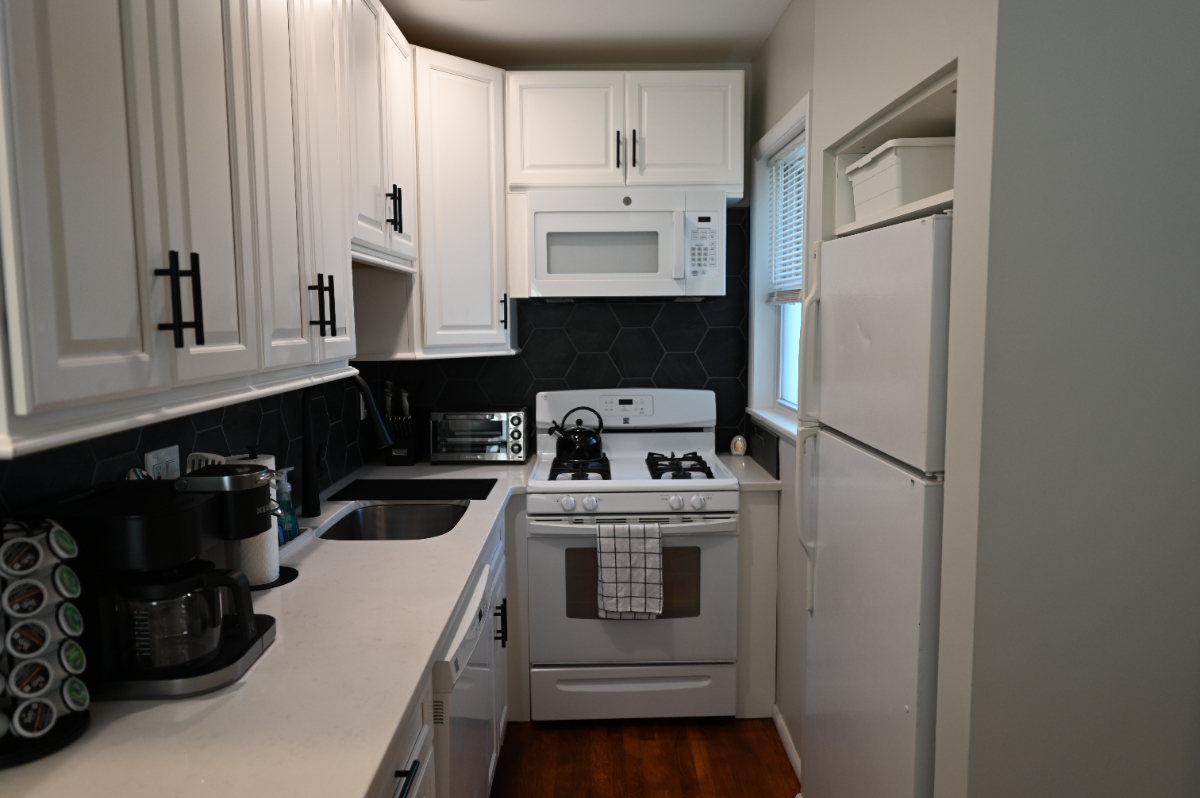 Newly Renovated Charming Apartment Near Hospitals with Off-Street Parking - Photo 8
