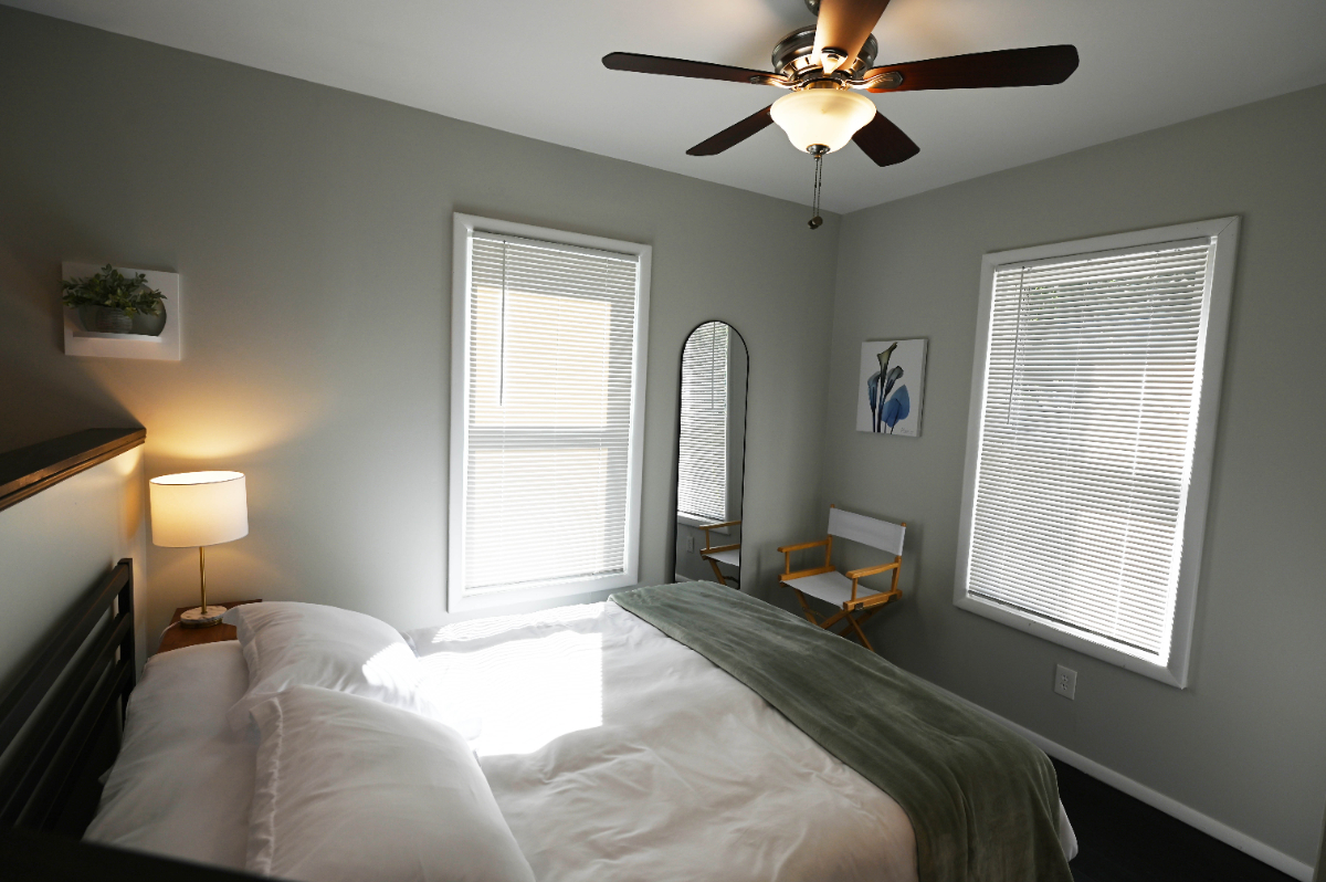Newly Renovated Charming Apartment Near Hospitals with Off-Street Parking - Photo 9