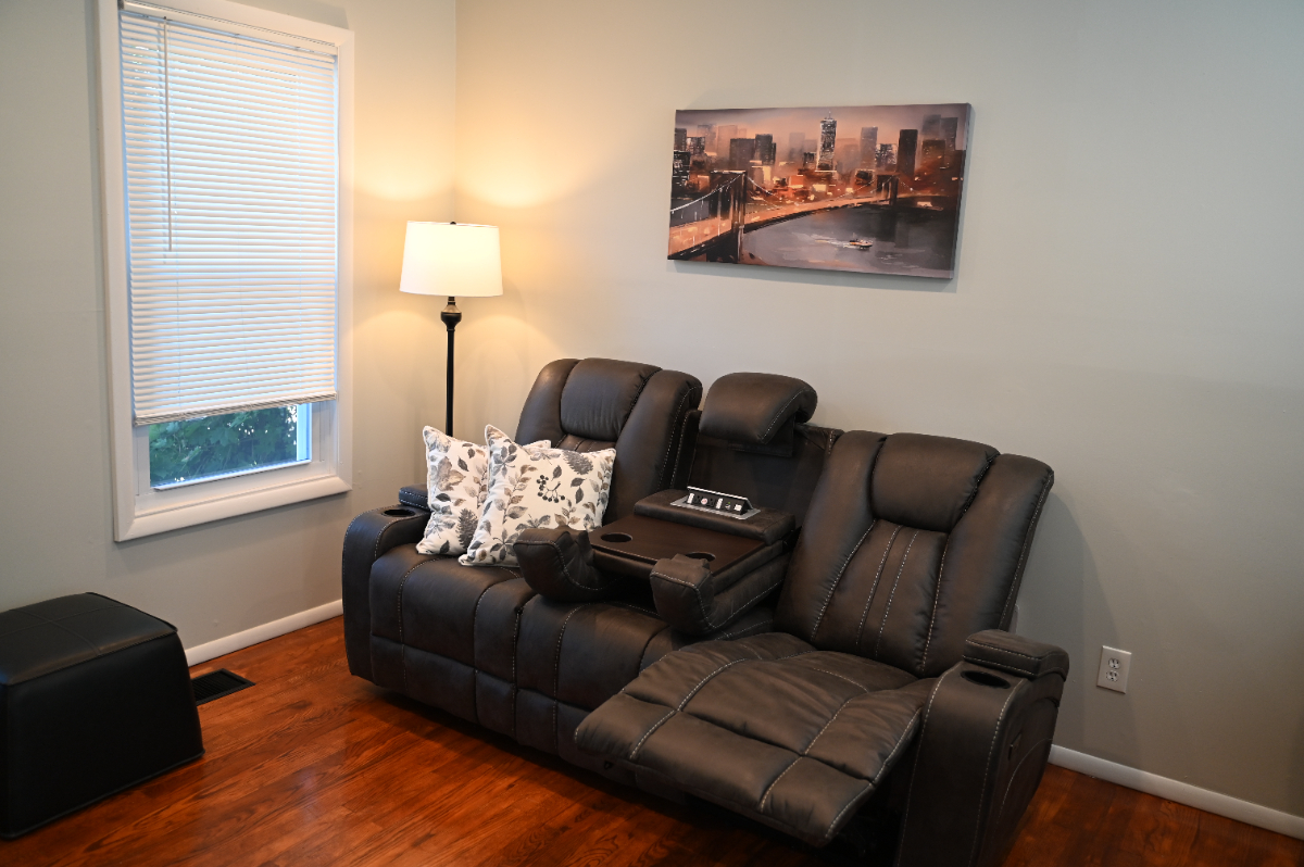 Newly Renovated Charming Apartment Near Hospitals with Off-Street Parking - Photo 10