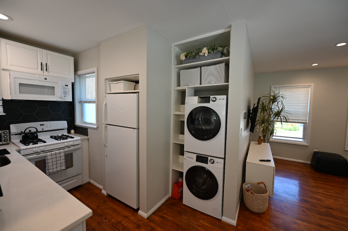 Newly Renovated Charming Apartment Near Hospitals with Off-Street Parking - Photo 11