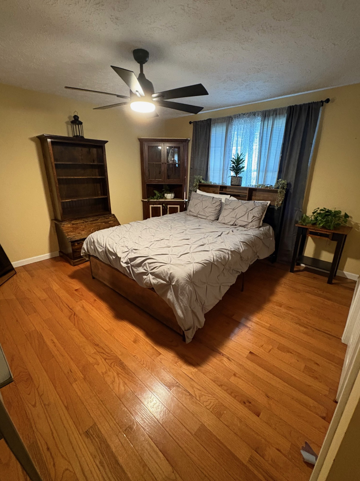 Cozy Room with Private Bath & Modern Conveniences