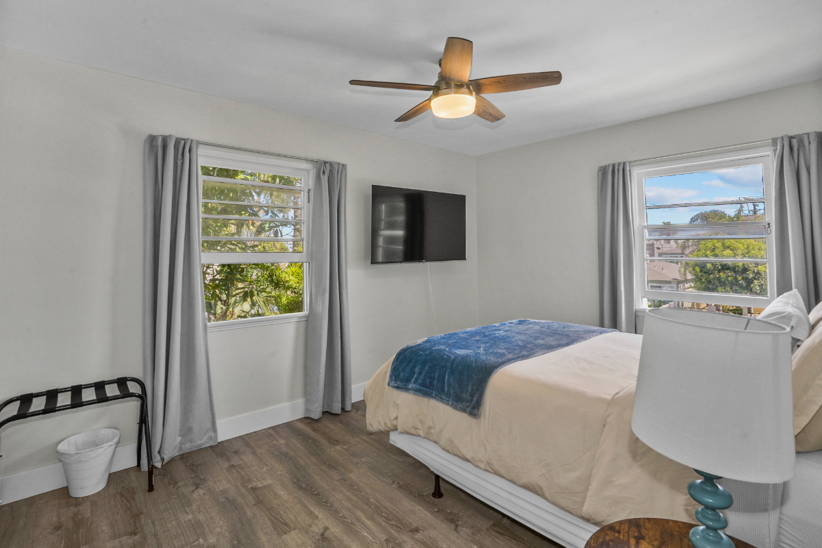 Pacific Beach 2 bedroom Condo 1-1/2 blocks to the water - dedicated parking available - Fast WiFi - Photo 4